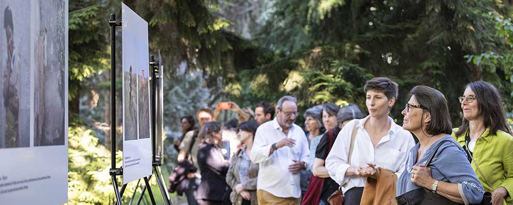 Visiteurs en foule regardant les photos au Rencontres photographiques du mus&eacute;e Albert Kahn