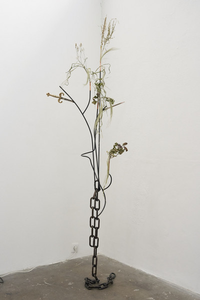 sculpture servant de support à des plantes et fleurs séchées trempées dans le gel de lin, acier vernis, épées brisées puis soudées.