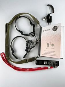 image du kit avec audioguide, casque et un livret de l&rsquo;accompagnateur contenant des &eacute;l&eacute;ments &agrave; toucher 
