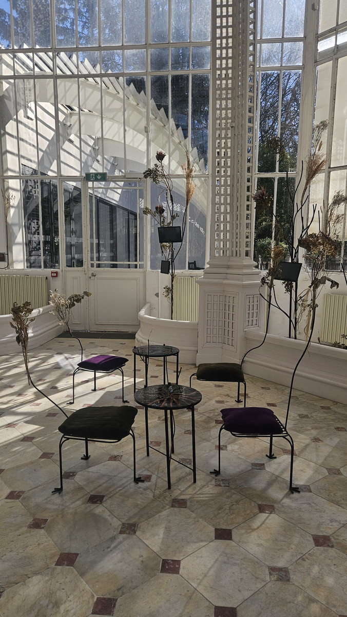 Nul ne peut nous entendre, 2024, acier vernis, mousse de canapé, appliqué textile de Sorbier des Oiseleurs, en collaboration avec Wilfried Dsainbayonne ©M.Bchainia 20260318_102819.jpg