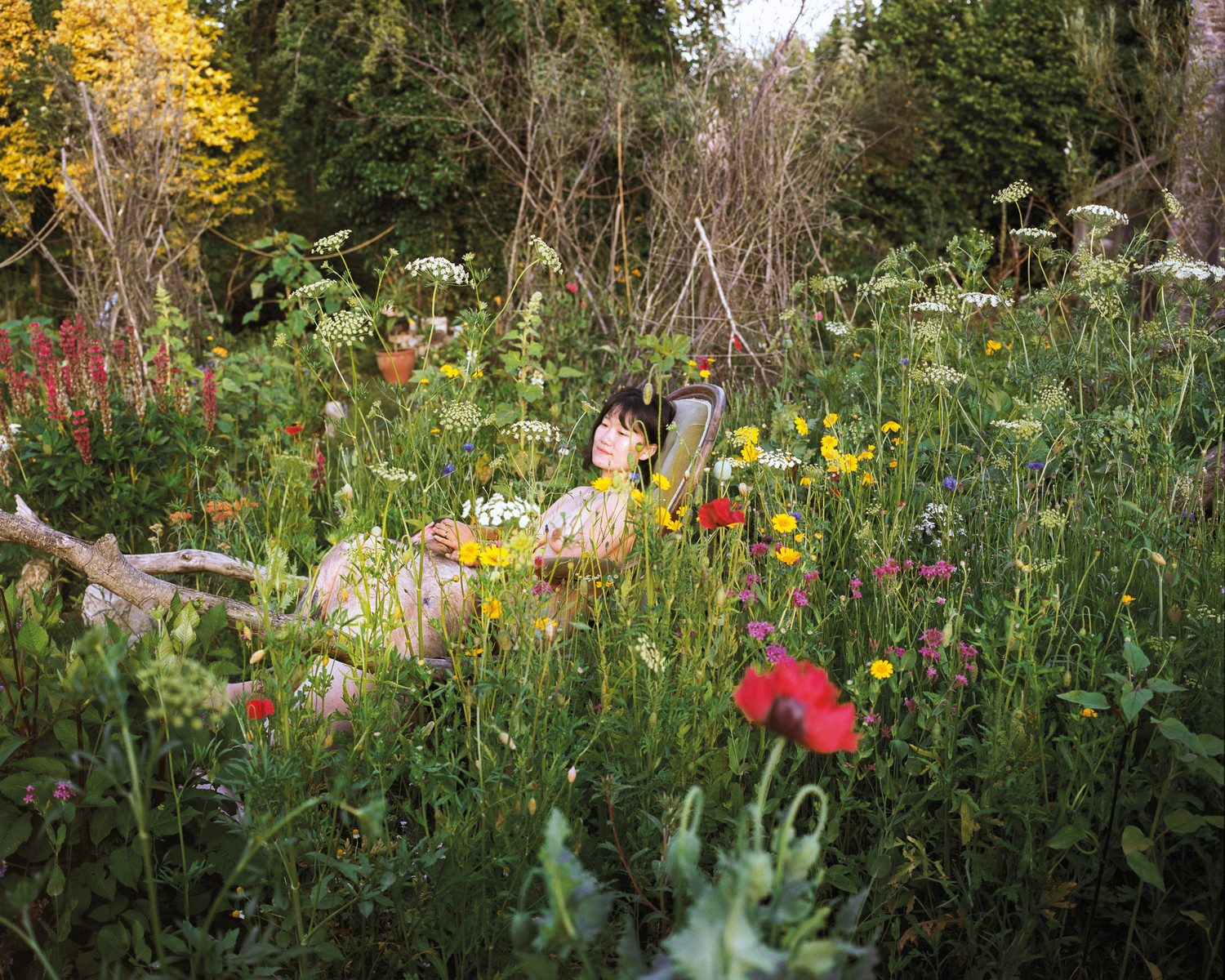 1.Couple_in_the_flowerbed_OK.jpg
